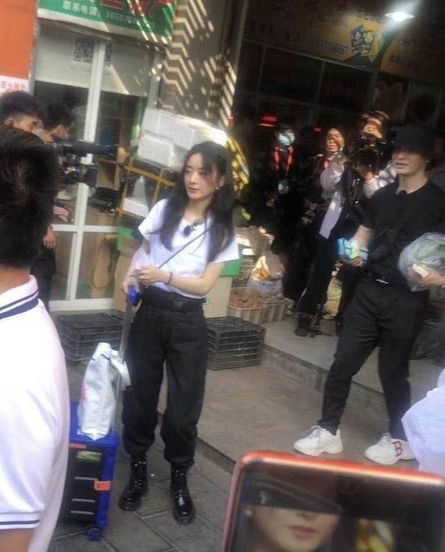 【买菜】赵丽颖黄晓明买菜 抢她手里的帆布包两人画面太欢乐