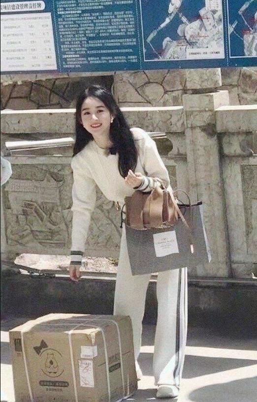 【买菜】赵丽颖黄晓明买菜 抢她手里的帆布包两人画面太欢乐