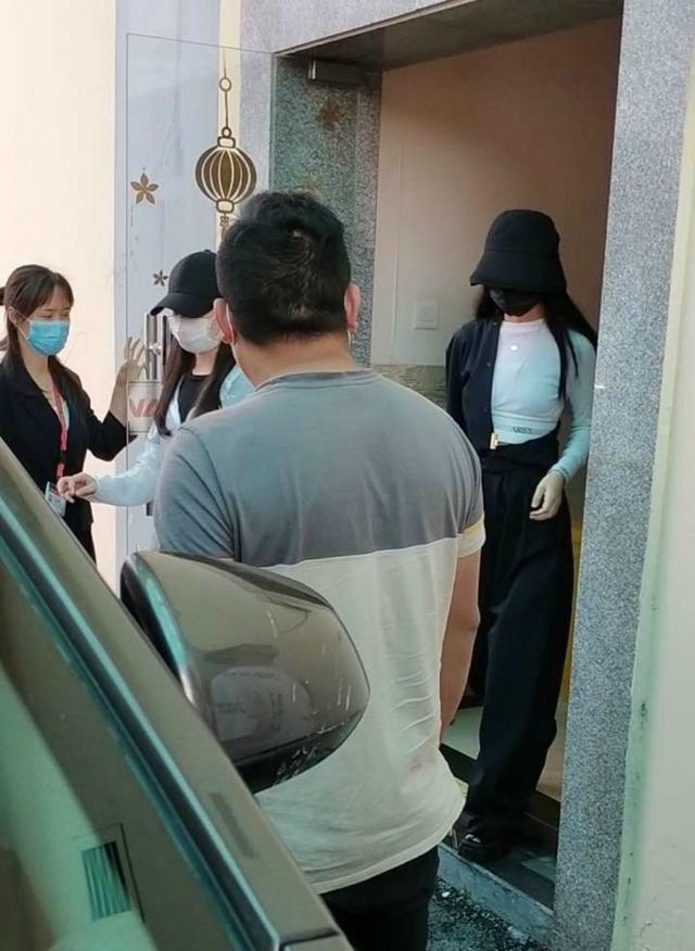 【买菜】赵丽颖黄晓明买菜 抢她手里的帆布包两人画面太欢乐