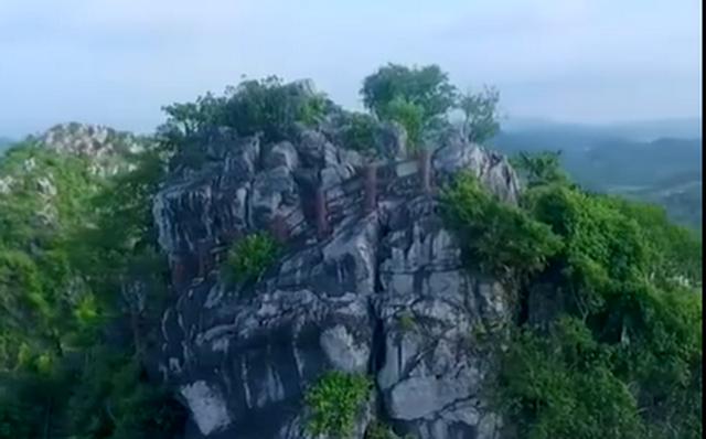 『六峰』景区人员称六峰山火了心情很矛盾 不少游客也担心峰顶安全问题