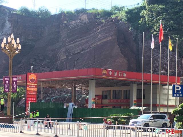 突发！四川古蔺县城山体塌方，省道中断，塌方山体现巨大裂口
