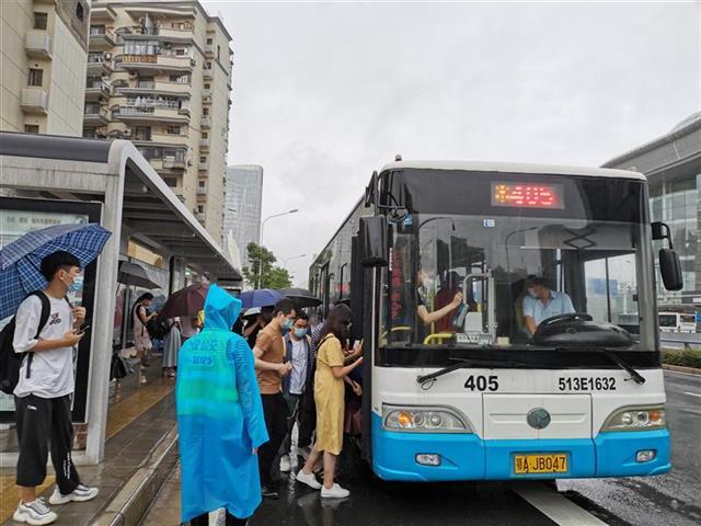 “大雨中，公交车来了！”武汉公交保障市民雨中出行，做了这些事