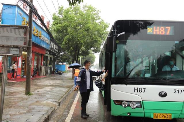 “大雨中，公交车来了！”武汉公交保障市民雨中出行，做了这些事