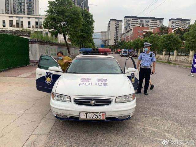 这次不是高考生！监考老师忘带监考证交警火速救助