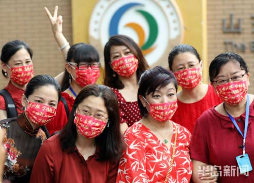 高考|家长戴高考必胜红色口罩 成为送考大军中靓丽的风景