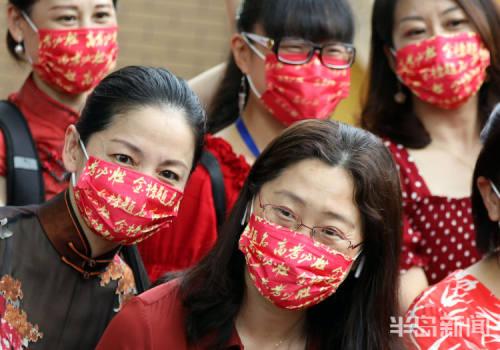 高考|家长戴高考必胜红色口罩 成为送考大军中靓丽的风景