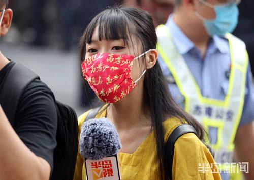 高考|家长戴高考必胜红色口罩 成为送考大军中靓丽的风景