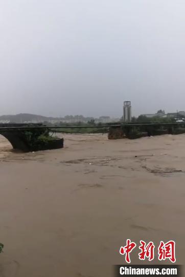 安徽黄山明代古桥被洪水冲毁 市民冒雨看望