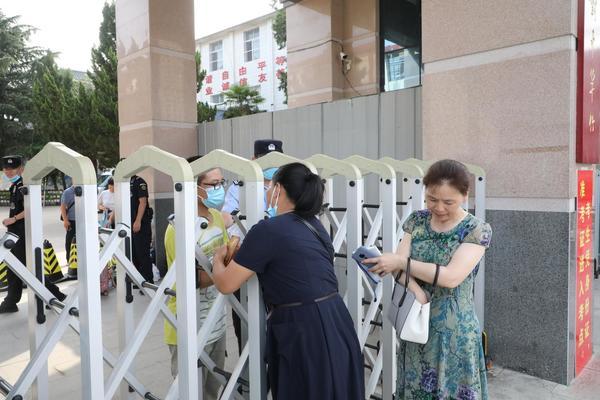 「12分钟」考生临考前12分钟在等妈妈 母子俩隔着铁栏杆抱头痛哭的画面太催泪了！