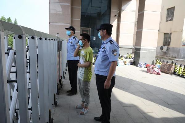 「12分钟」考生临考前12分钟在等妈妈 母子俩隔着铁栏杆抱头痛哭的画面太催泪了！