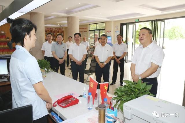 曾欣在百色市调研时强调：提高政治站位 维护边疆巩固安宁