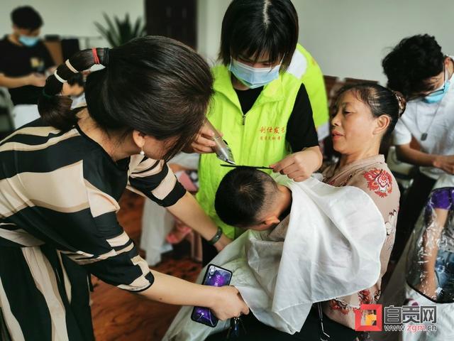 平时“嫌贵”的大咖为特殊学校学生免费理发