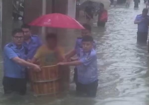 澡盆|高考生坐澡盆被民警护送进考场