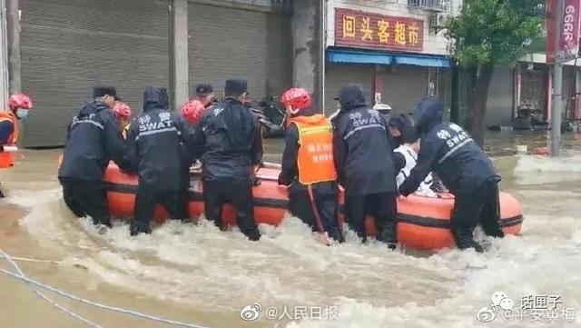 “鱼再大，也没命大！”新安江水库首次9孔全开泄洪，有人在“农夫山泉”里捞“千岛湖胖头鱼”……