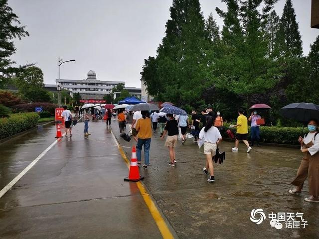 “鱼再大，也没命大！”新安江水库首次9孔全开泄洪，有人在“农夫山泉”里捞“千岛湖胖头鱼”……