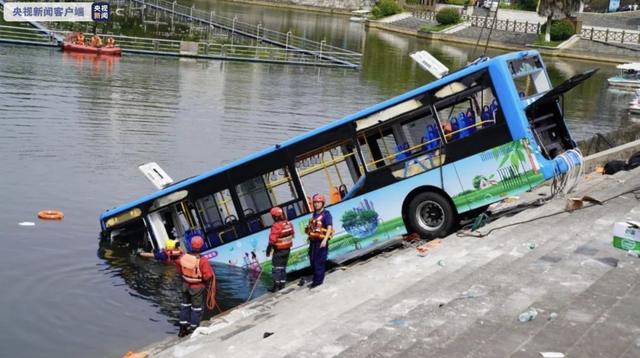 贵州公交车坠湖事件15人在医院救治，司机有心理疾病？所属公司回应…