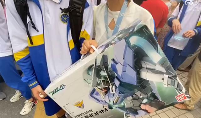 收到|一出考场就收到妈妈送的高达模型 网友：现在孩子真幸福