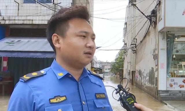 洪水滔滔,“父亲”游泳背女儿参加高考