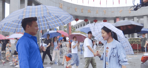 洪水滔滔,“父亲”游泳背女儿参加高考