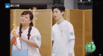 贾玲最出圈的综艺救场！“抢镜”帮关晓彤化解尴尬，这情商无敌了