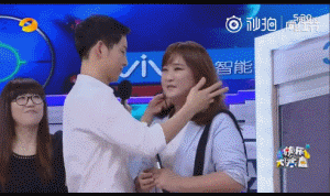 贾玲最出圈的综艺救场！“抢镜”帮关晓彤化解尴尬，这情商无敌了