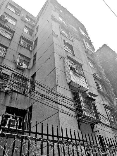 等了6年后，郑州市文化路84号院的居民们看着院里的“楼歪歪”不禁发问：什么时候能搬家？