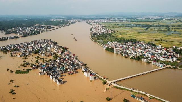 鄱阳县现209处险情“人歇机不停”封堵决堤口