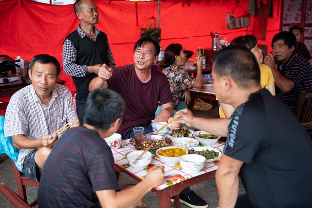抗洪vlog丨洪水中，记者乘船探访洞庭湖“孤岛”安置点