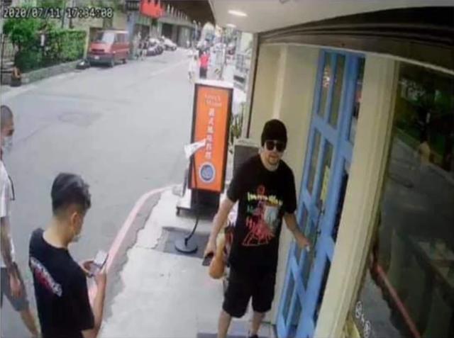 周杰伦|用监视器偷拍周杰伦餐厅道歉：是我教育不周真的很对不起