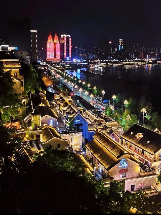 重庆48小时 |在这座火辣的城市里，体验它的5D魔幻感