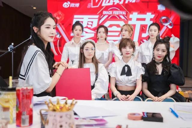 56次微博热搜、10个杂志封面，薇娅向左，李佳琦向右