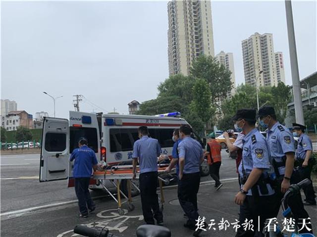 突发！有名乘客坠下武汉地铁1号线站台，乘客已被送医救治