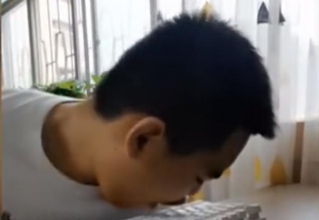 少年|15岁脑瘫少年用嘴写2万字剧本 网友：这才是真正的榜样