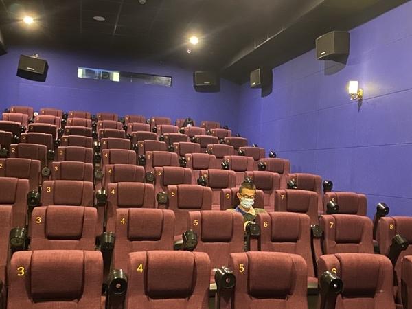 影厅|成都首位进影厅观众终身免费观影 首场观影感受如何？