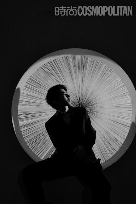 蔡徐坤鱼眼镜头封面释出 展现狮子座的凌厉与温柔