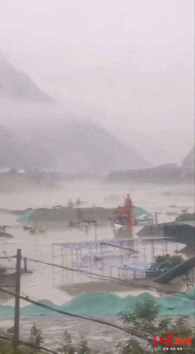 四川茂县突发山洪泥石流，已致1人失联 当地展开救援疏散被困游客