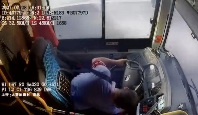 低头|公交司机低头捡东西碾死行人 有时候危险就在哪低头的一瞬间