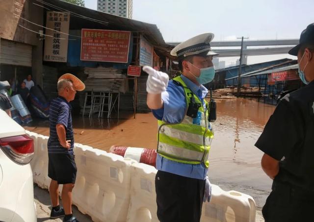 重庆|渝中警讯丨洪峰烈日双至，渝中交巡警们这样做