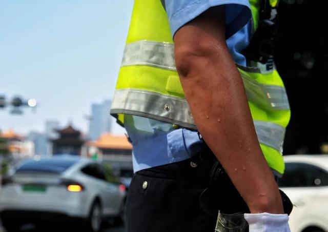 重庆|渝中警讯丨洪峰烈日双至，渝中交巡警们这样做