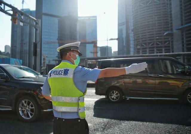 重庆|渝中警讯丨洪峰烈日双至，渝中交巡警们这样做