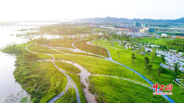 四川遂宁：航拍城市湿地美景如画