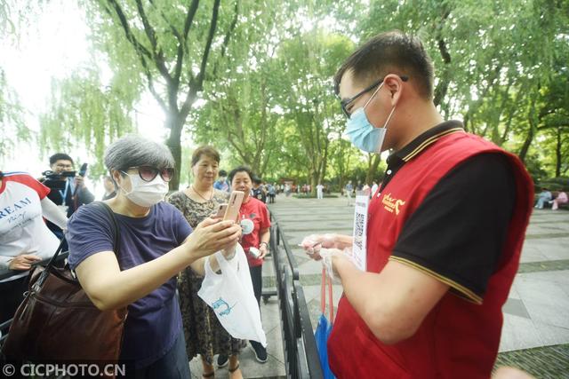 杭州西湖荷叶莲蓬开卖 市民游客排队抢购 网文选读 第4张