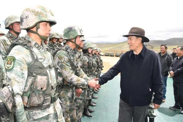 “八一”建军节 自治区领导代表全区各族人民向驻藏部队官兵致敬