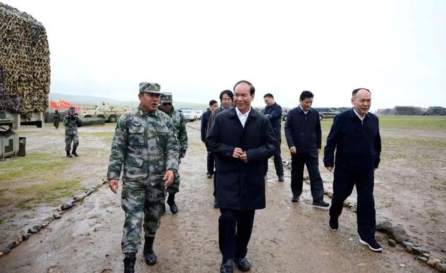 “八一”建军节 自治区领导代表全区各族人民向驻藏部队官兵致敬