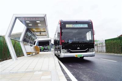郑州：自动驾驶公交1号线开通 市民可免费乘车体验