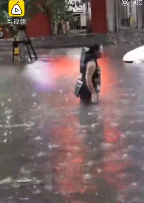 游泳|女子积水中游泳险遭车撞 网友：心真大这水也太脏了