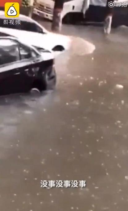 游泳|女子积水中游泳险遭车撞 这么脏的水也敢去“潜泳”心真大