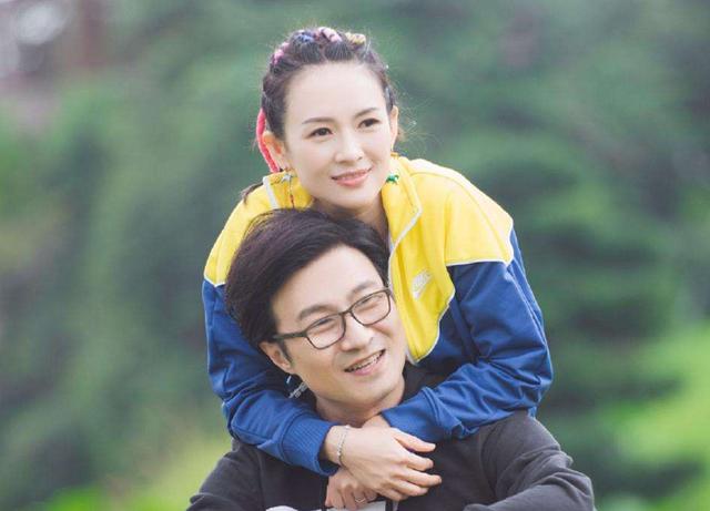 汪峰带女儿探班章子怡,当众猛亲秀恩爱,价值5亿珠宝给醒醒当玩具