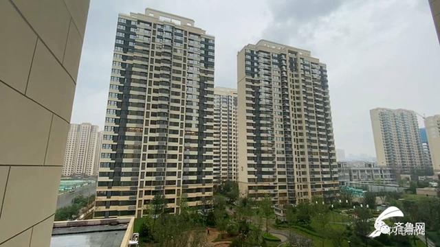 济南万科山望精装房墙面手敲有坑，地板一砸有洞！置业顾问：装修标准2000元/平