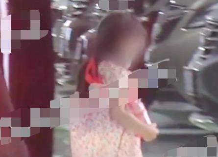 嗯哼兄妹一起买玩具，回头照顾妹妹很贴心，清爽板寸帅气十足